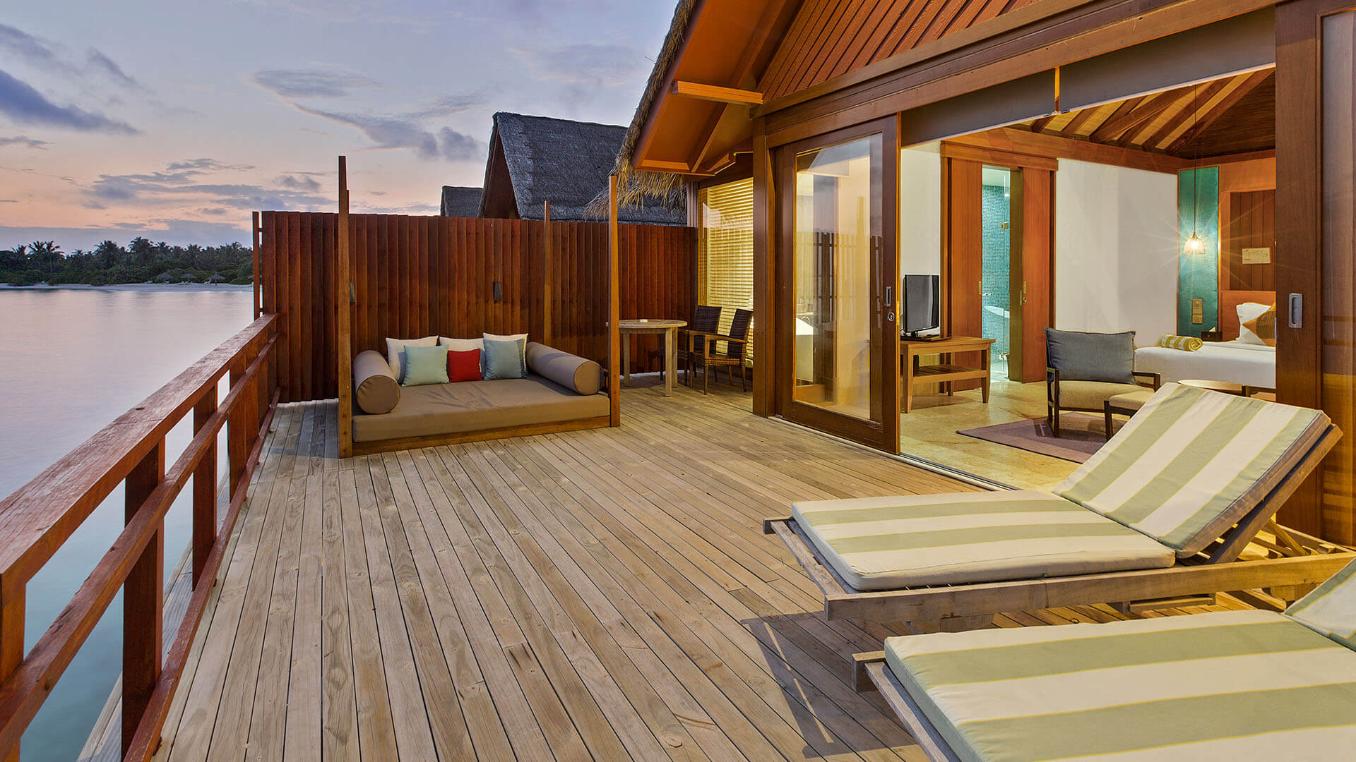 房型内部设施图片参考，如无边泳池与电视及音响， 高级海上别墅-Water Villas maldievs(芙拉薇莉岛 Furaveri Island Resort and Spa) 