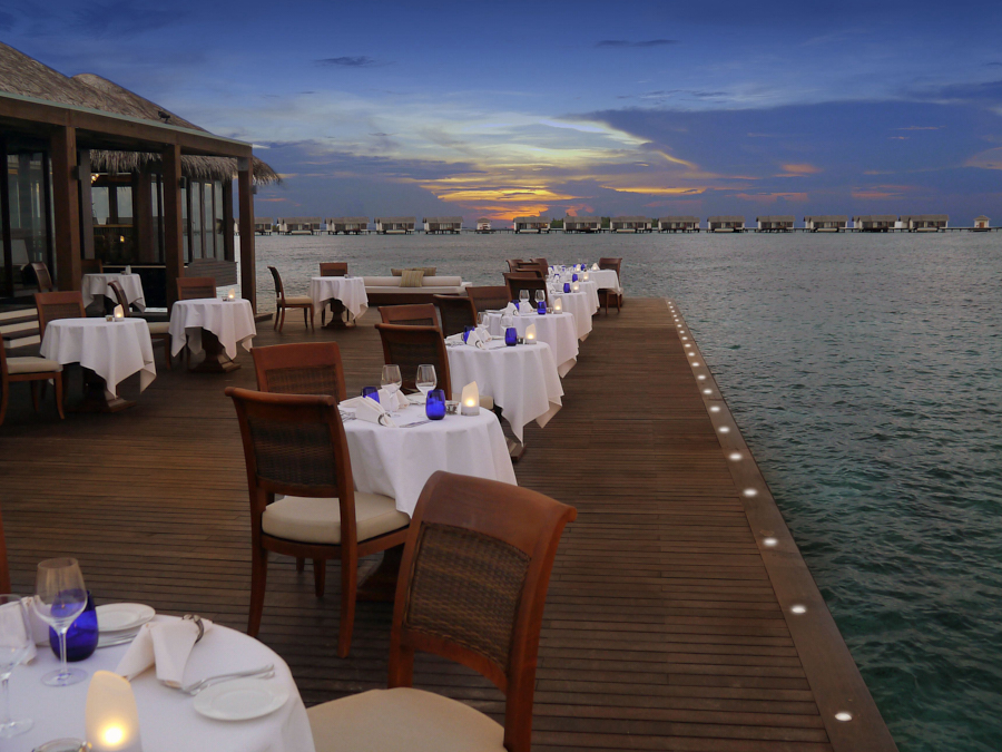 瑞喜敦法鲁马富士岛 The Residence Maldives Falhumaafushi,dining时间( 晚餐19:00-22:30 )美食攻略 水上餐厅--The Falhuma ,方便大家选岛(海岸线假期一级代理提供),海岛马尔代夫maldives