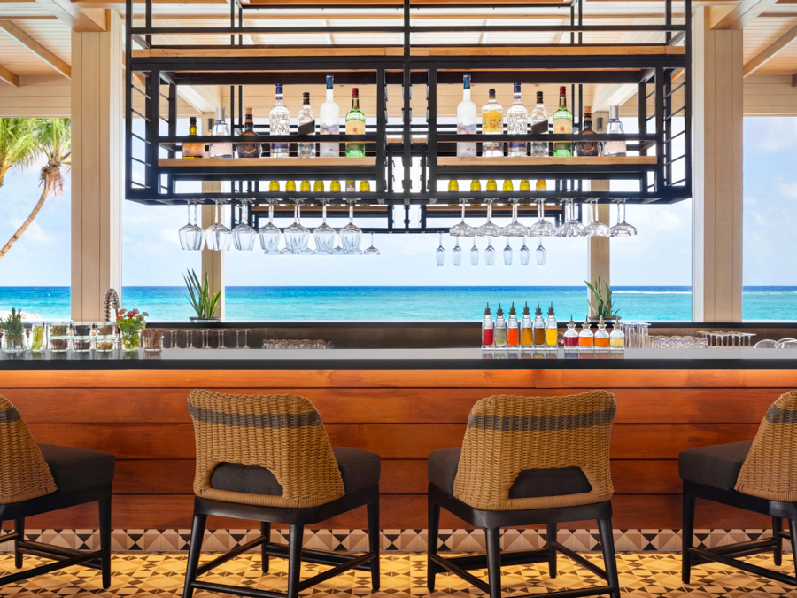 泳池酒吧--Aura Pool Bar & Cocktail Lab dining美食的图片集（ 鸡尾酒、小吃、饮料 ），印度洋三大明珠马尔代夫,希尔顿·阿明吉利岛 Hilton Maldives Amingiri Resort & Spa