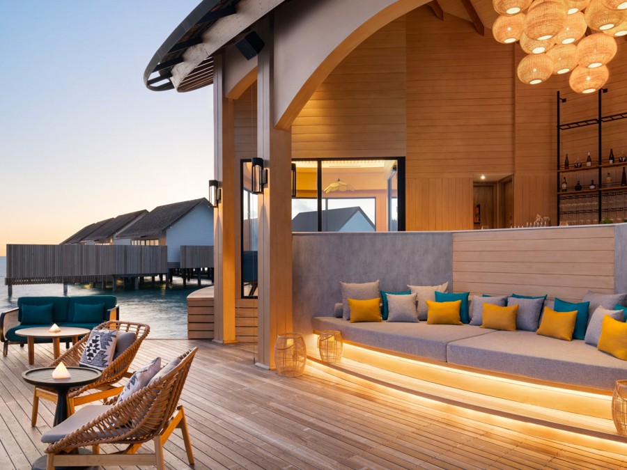 希尔顿·阿明吉利岛 Hilton Maldives Amingiri Resort & Spa,dining时间( 17:30-23:30 )美食攻略 水上酒吧--Eden Champagne & Gin Bar ，方便大家选岛（海岸线假期一级代理提供），海岛马尔代夫maldives