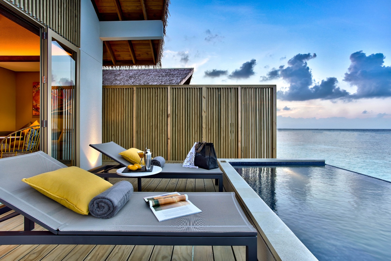 白金水上泳池别墅-Platinum Overwater Pool Villa 房型图片及房间装修风格(硬石酒店 HARD ROCK HOTEL MALDIVES)海岛马尔代夫 