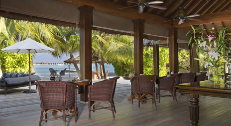 娜拉杜岛 Naladhu Private Island Maldives,dining时间( 11.00 – 18.00，18.30 – 22.30 )美食攻略 The Living Room（潮流餐厅） ，方便大家选岛（海岸线假期一级代理提供），海岛马尔代夫maldives