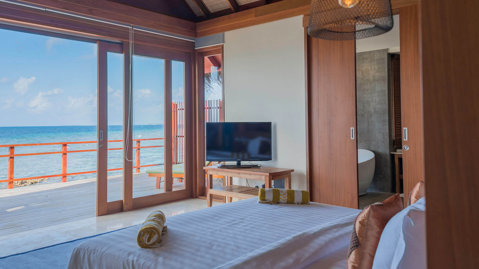 高级海上别墅-Water Villas 房型图片及房间装修风格(芙拉薇莉岛 Furaveri Island Resort and Spa)海岛马尔代夫 