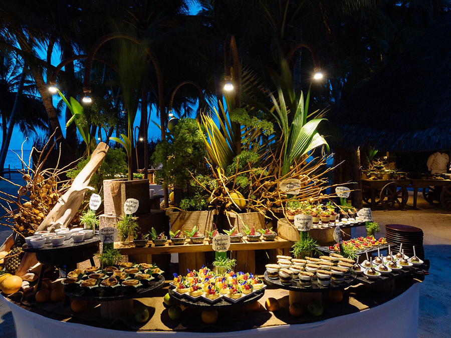 姬丽兰卡富士 Gili Lankanfushi Maldives,dining时间( 早餐07:30-10:30；晚餐19:30-22:30 )美食攻略 主餐厅--Kashiveli ，方便大家选岛（海岸线假期一级代理提供），海岛马尔代夫maldives