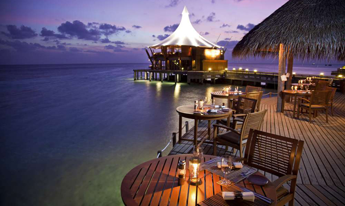 巴洛斯岛 Baros Maldives,dining时间( 19-22:00 )美食攻略 Cayenne Grill（烧烤餐厅） ，方便大家选岛（海岸线假期一级代理提供），海岛马尔代夫maldives