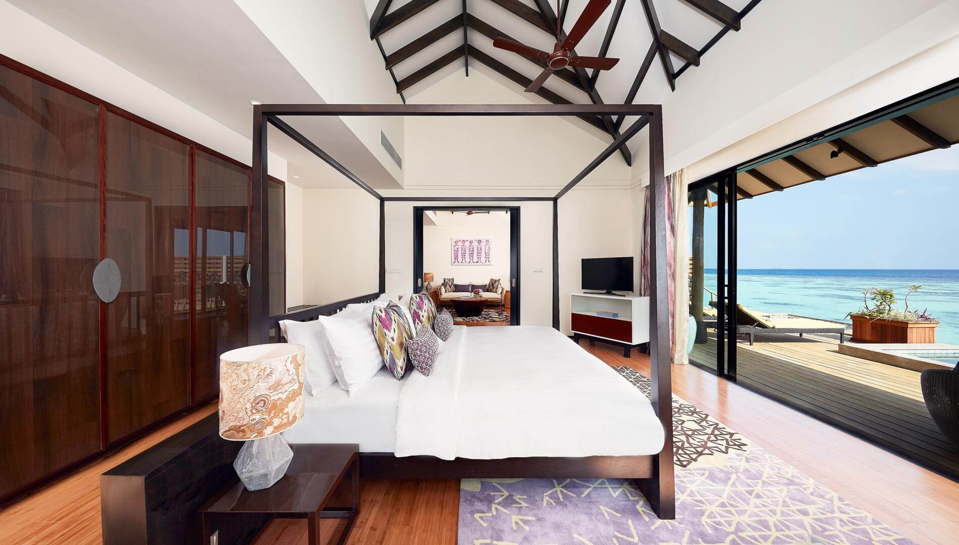 房型内部设施图片参考，如无边泳池与电视及音响， 水上泳池别墅-Overwater Pool Villa maldievs(阿玛瑞|豪沃达 Amari Havodda Maldives) 