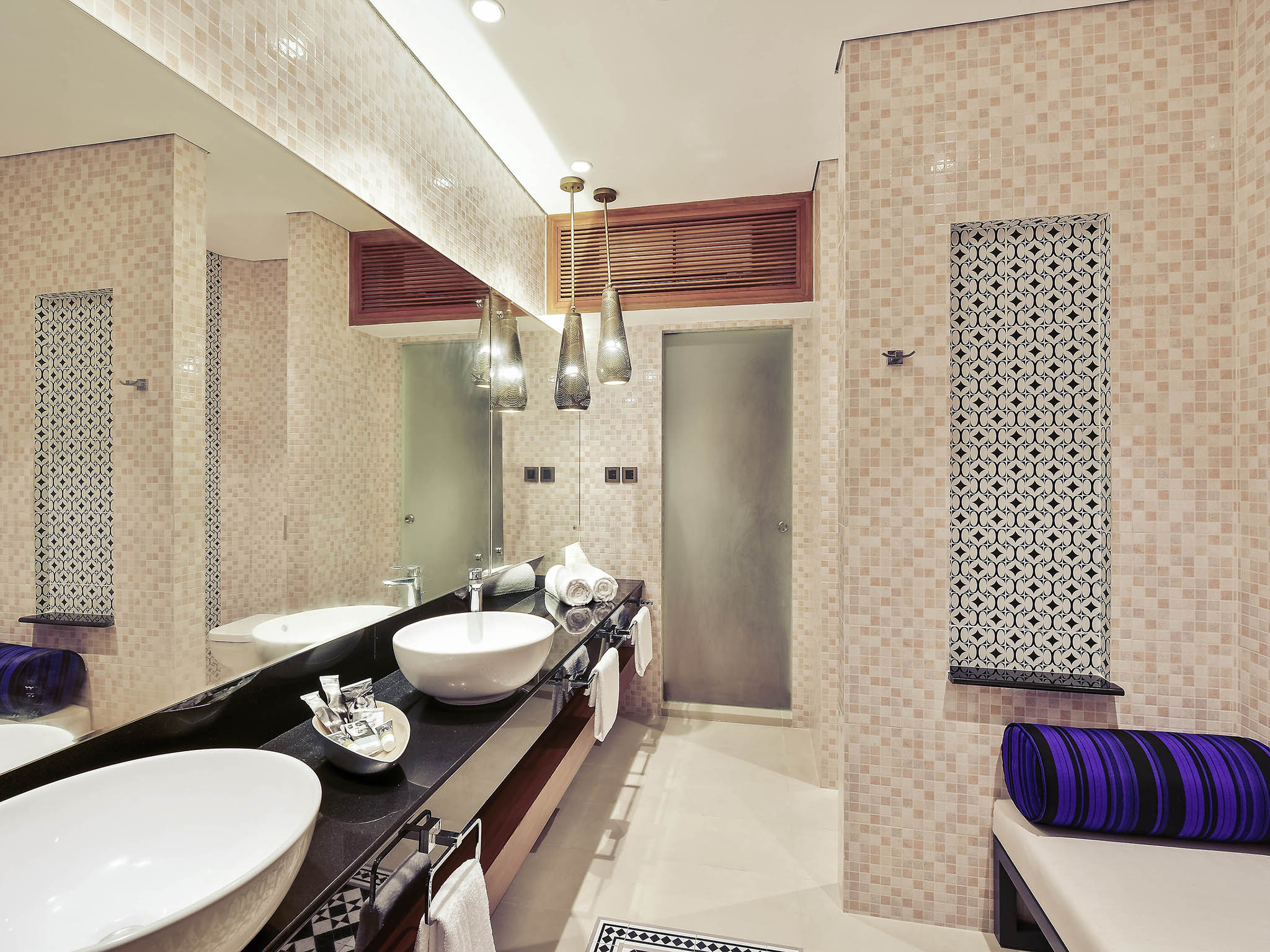 房型内部设施图片参考，如无边泳池与电视及音响， 日落水上别墅-Over Water Sunset Villa maldievs(美居度假村 Mercure Maldives Kooddoo) 