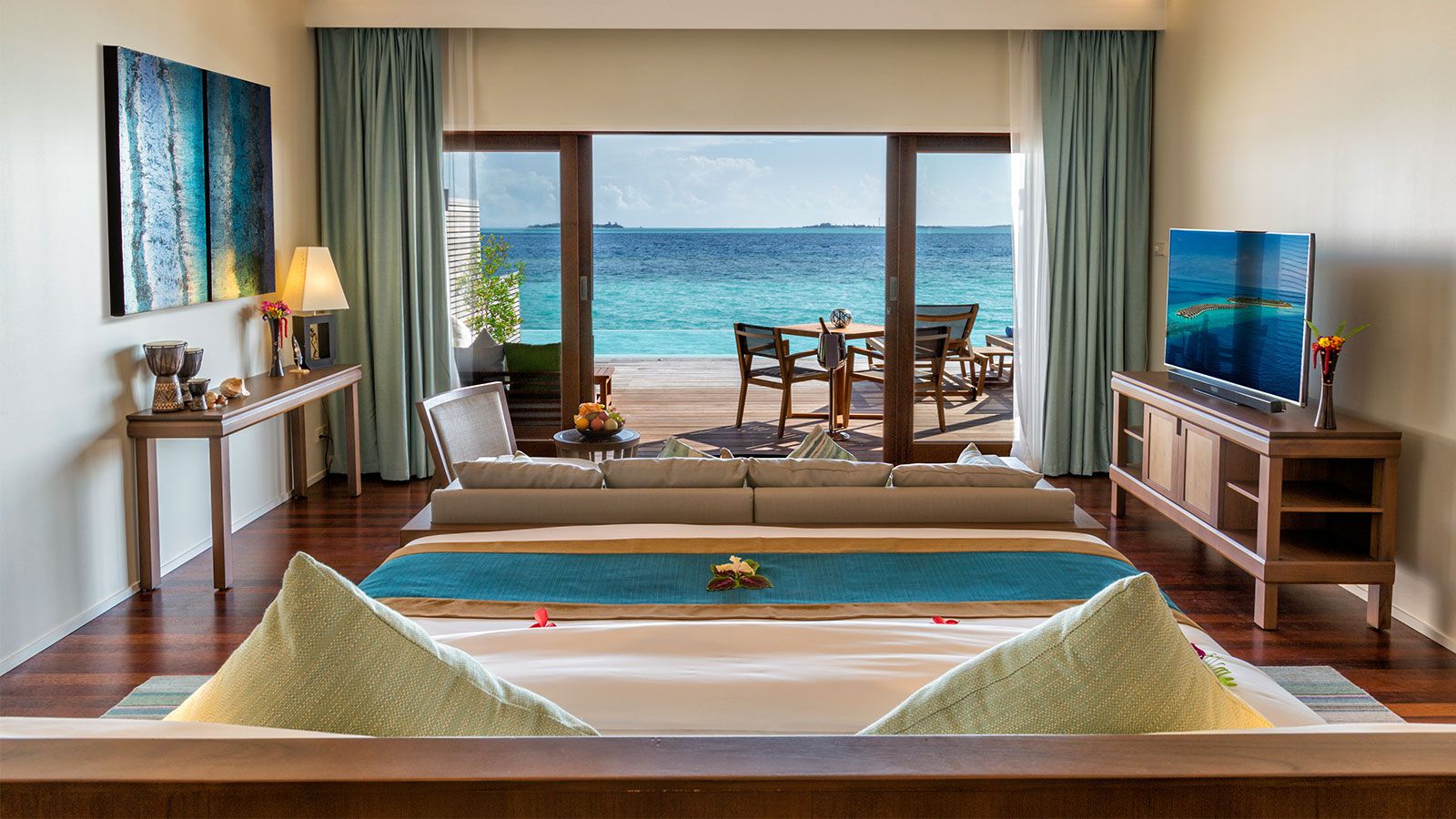 房型内部设施图片参考，如无边泳池与电视及音响， Ocean Pool Villas-海洋泳池别墅 maldievs(芙拉瓦丽岛 Hurawalhi Maldives) 