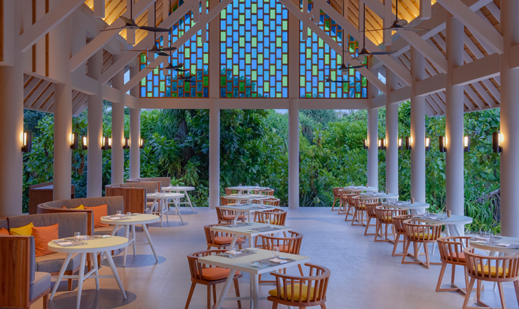 翡翠法鲁富士岛 Emerald Faarufushi Resort and Spa,dining时间( 早,午,晚餐(自助餐)
(07:00-10:30)
(12:00-14:30)
(19:00-22:00) )美食攻略 Iru（主餐厅） ，方便大家选岛（海岸线假期一级代理提供），海岛马尔代夫maldives