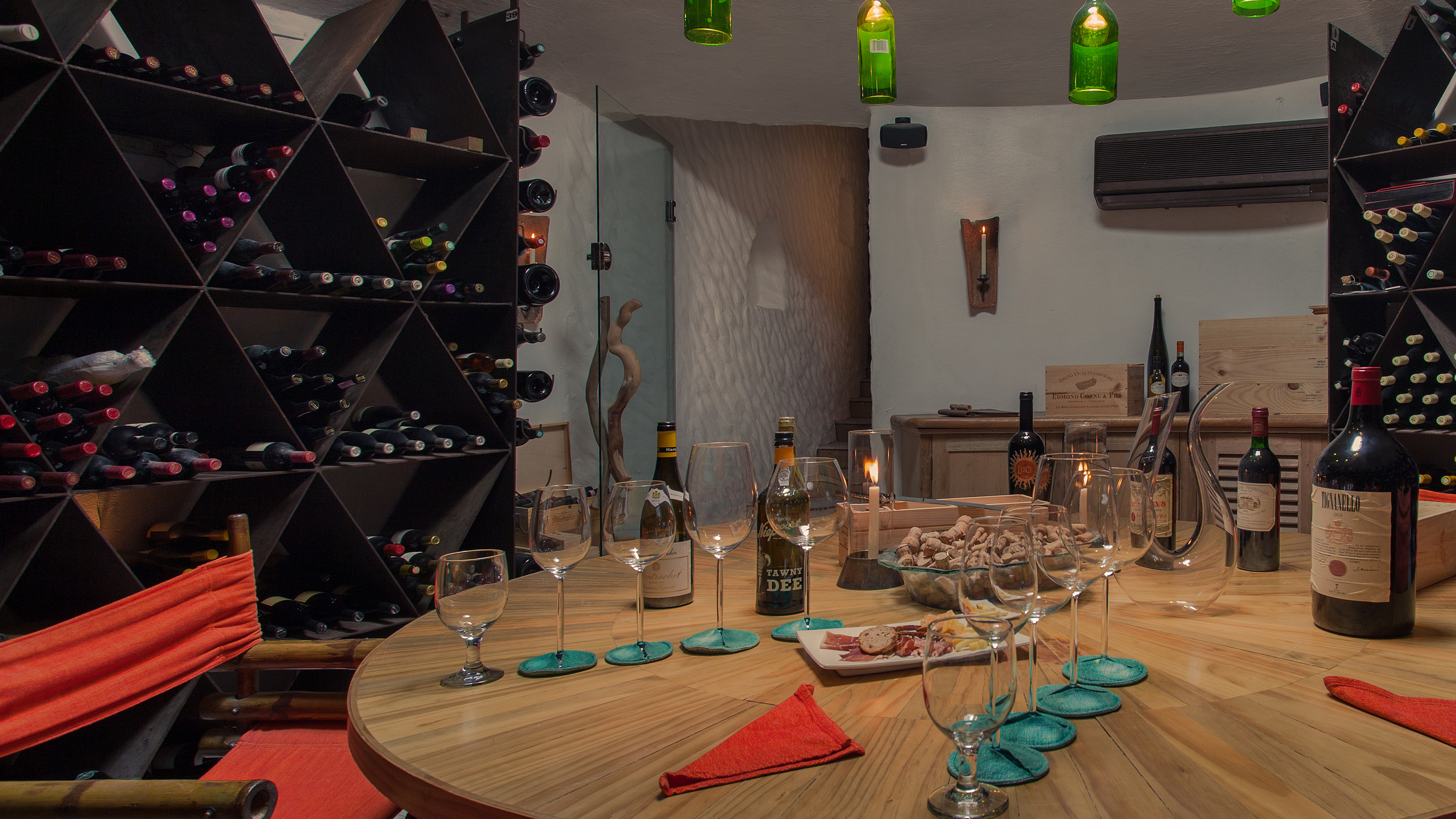 索尼娃芙西岛度假村 Soneva Fushi,dining时间( 全天(需预约) )美食攻略 The Bar and Cellar 酒窖餐厅--The Bar and Cellar ,方便大家选岛(海岸线假期一级代理提供),海岛马尔代夫maldives