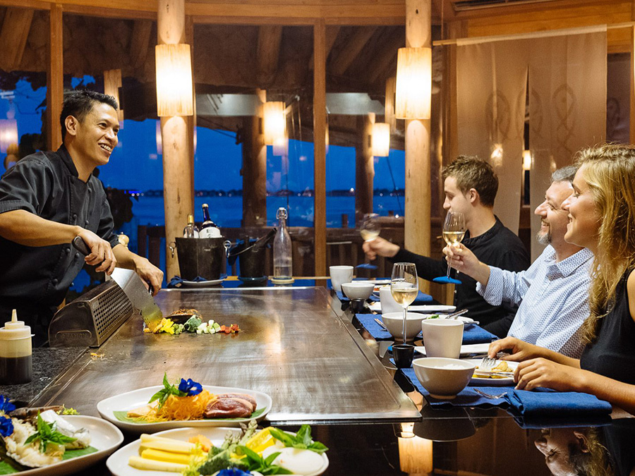 姬丽兰卡富士 Gili Lankanfushi Maldives,dining时间( 19:00-22:30 )美食攻略 海边餐厅--By The Sea ，方便大家选岛（海岸线假期一级代理提供），海岛马尔代夫maldives