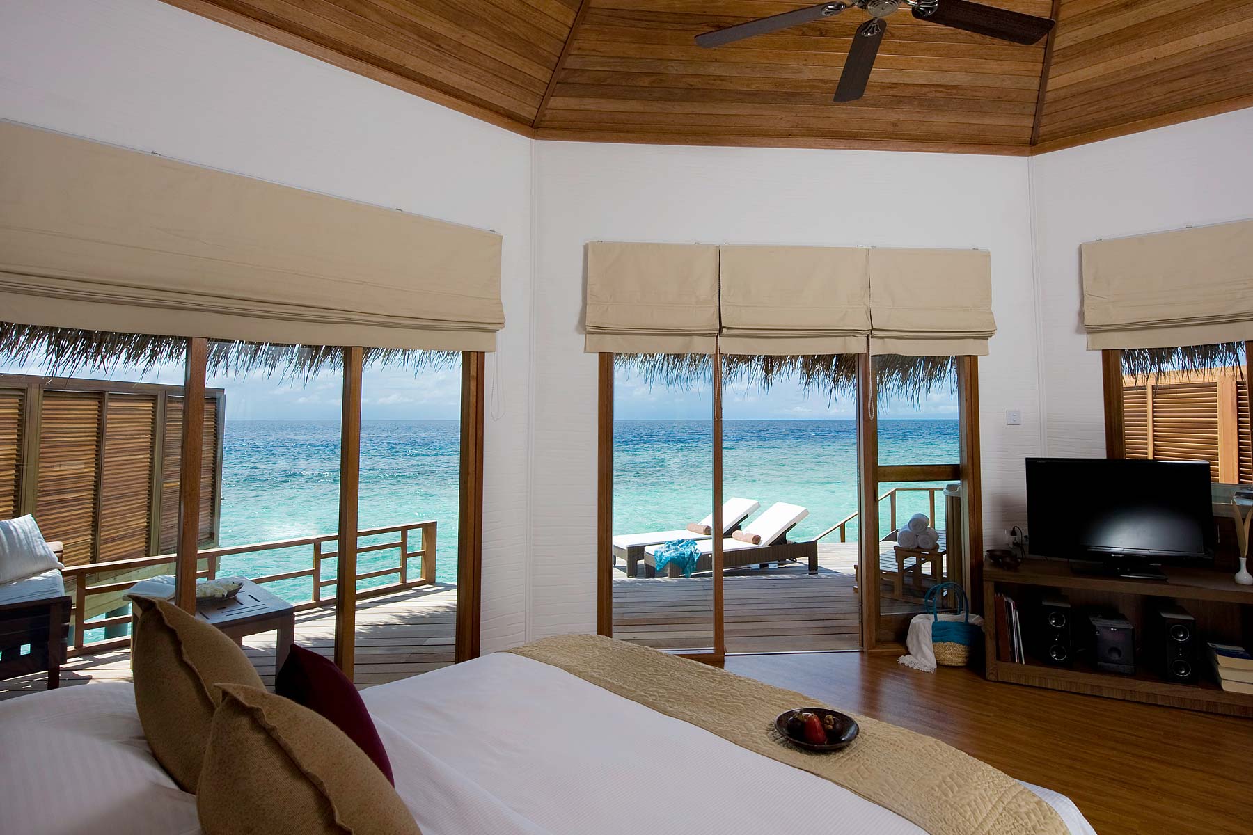 房型内部设施图片参考，如无边泳池与电视及音响， 水上别墅-Water Villas maldievs(K岛|库拉玛提|库拉玛缇 Kuramathi Maldives) 