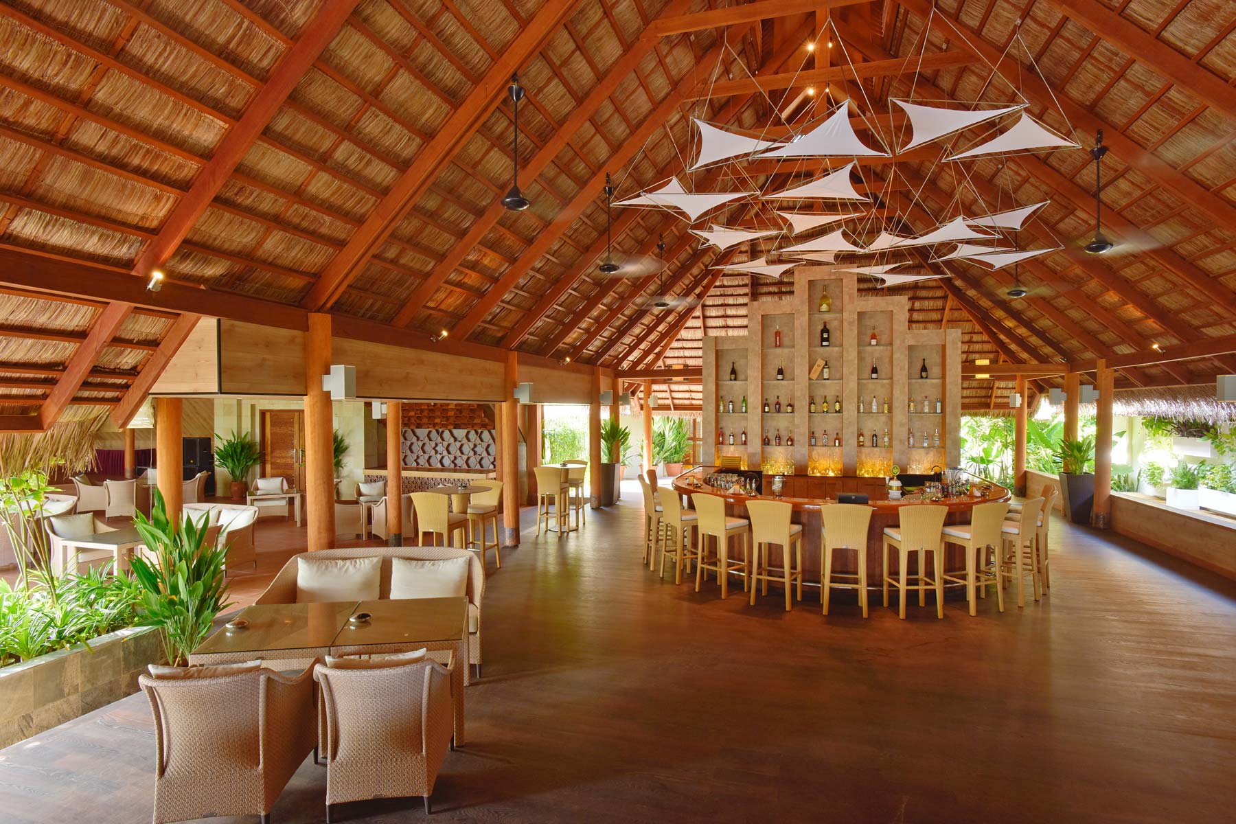 K岛|库拉玛提|库拉玛缇 Kuramathi Maldives,dining时间( 18:00-20:00 )美食攻略 Bars x6（6大酒吧） ，方便大家选岛（海岸线假期一级代理提供），海岛马尔代夫maldives