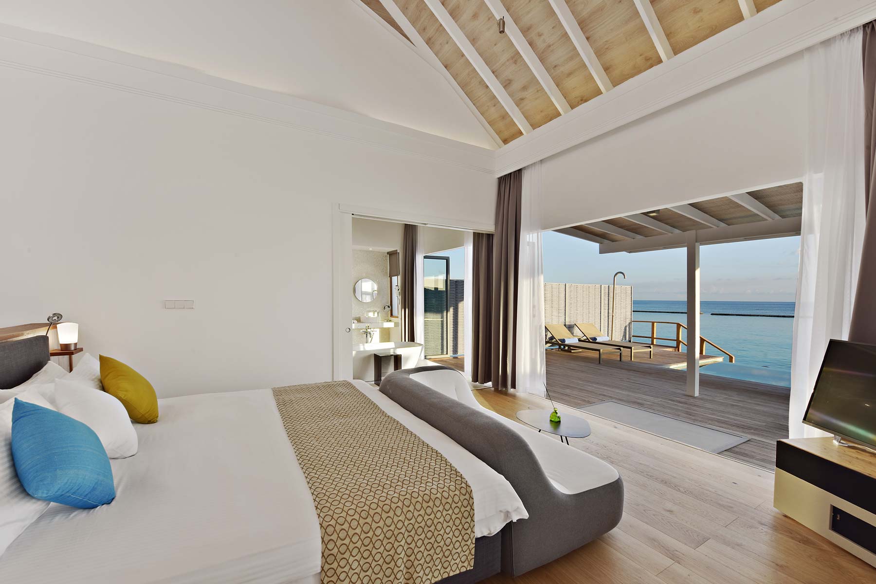 房型内部设施图片参考，如无边泳池与电视及音响， 带泳池的水上别墅-Water Villas with pool maldievs(K岛|库拉玛提|库拉玛缇 Kuramathi Maldives) 