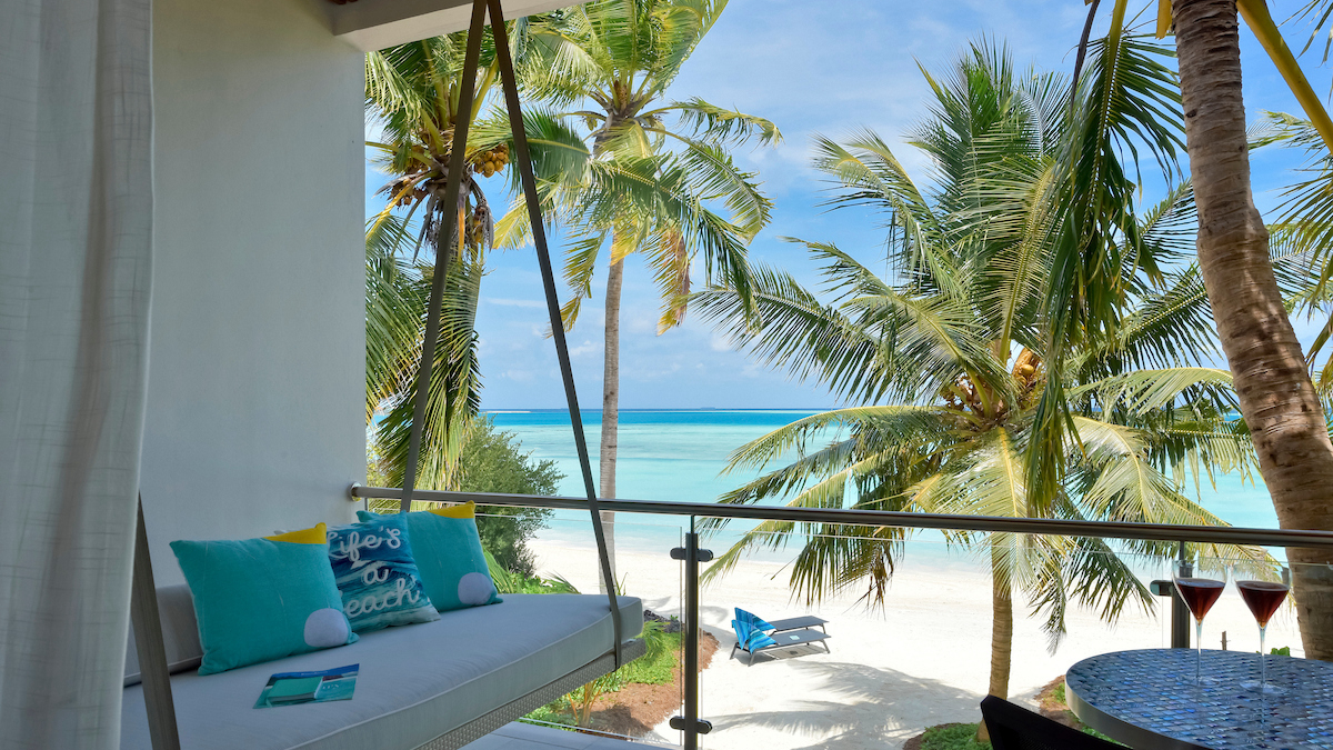 房型内部设施图片参考，如无边泳池与电视及音响， Beach & Sky Studio-星空&沙滩房 maldievs(康迪玛|坎迪玛 Kandima Maldives) 