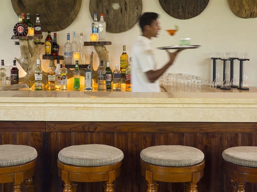 书吧--The Library Bar dining美食的图片集( 书籍、咖啡、鸡尾酒、小吃 ),印度洋三大明珠马尔代夫,瑞喜敦法鲁马富士岛 The Residence Maldives Falhumaafushi