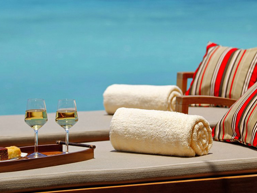 房型内部设施图片参考，如无边泳池与电视及音响， Deluxe Water Pool Villa-豪华水上泳池别墅  maldievs(瑞喜敦法鲁马富士岛 The Residence Maldives Falhumaafushi) 